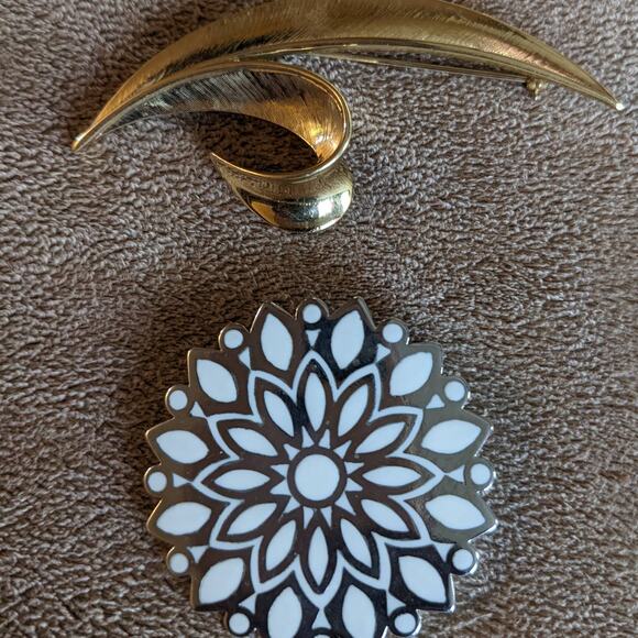 Brooch Vintage Trifari Set 2 Gold Tone Crown Silver Tone Snowflake Pin Brooch - Picture 6 of 12